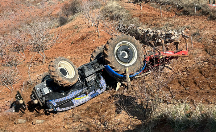 Siirt'te devrilen traktörün sürücüsü öldü