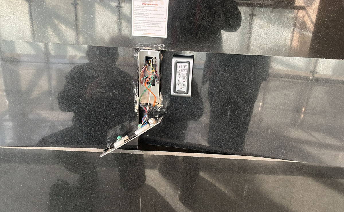 Siirt’te Hastane Asansörlerini Tekmeleyip Kıran Şahıs Kameraya Yansıdı!