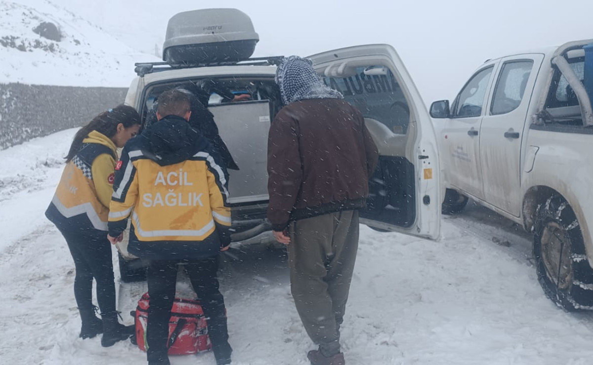 Siirt’te Kar Yağışı Nedeniyle Kapanan Yolda Mahsur Kalan Hasta Kurtarıldı