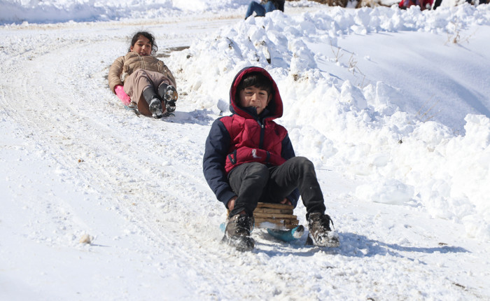 Siirt'te köylerde çocuklar karın keyfini kızak yaparak çıkardı