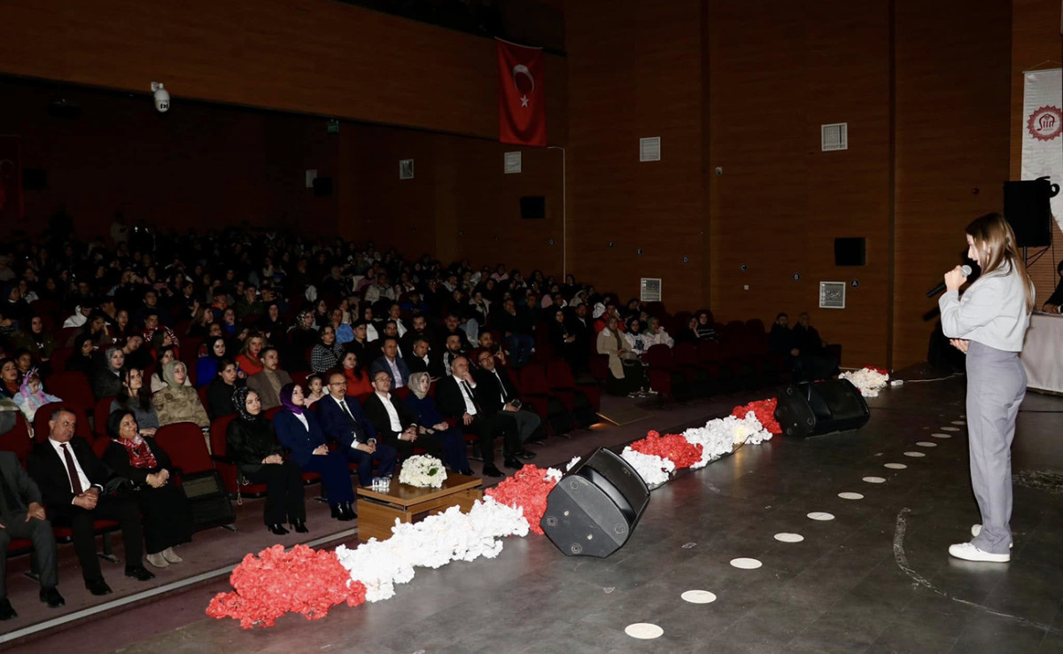 Siirt’te Liseler Arası Şiir Okuma Finali Gerçekleşti