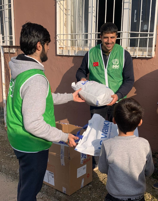 Siirt'te öğrencilere bot ve mont yardımı yapıldı