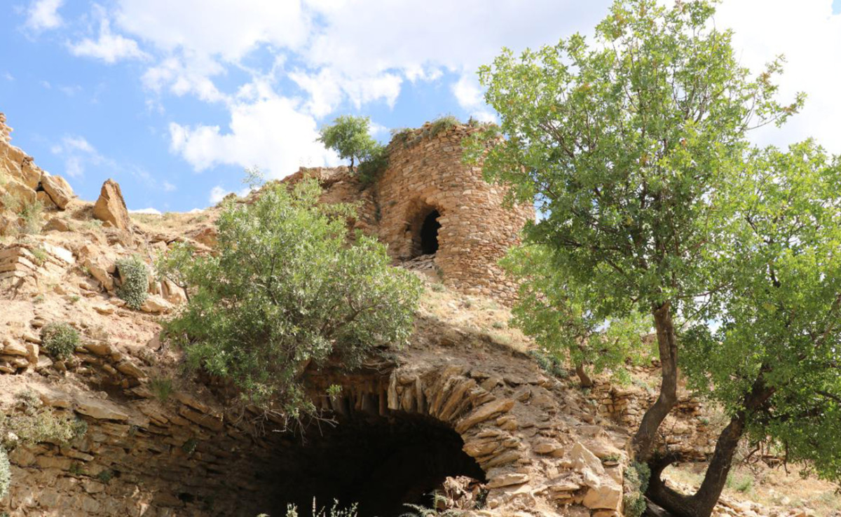 Siirt’te Tarihi Orta Çağ’a Uzanan Kale, Keşfedilmeyi Bekliyor!