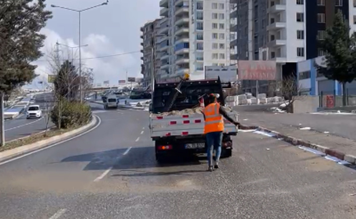 Siirt'te tüm birimler karla mücadelede görev başında