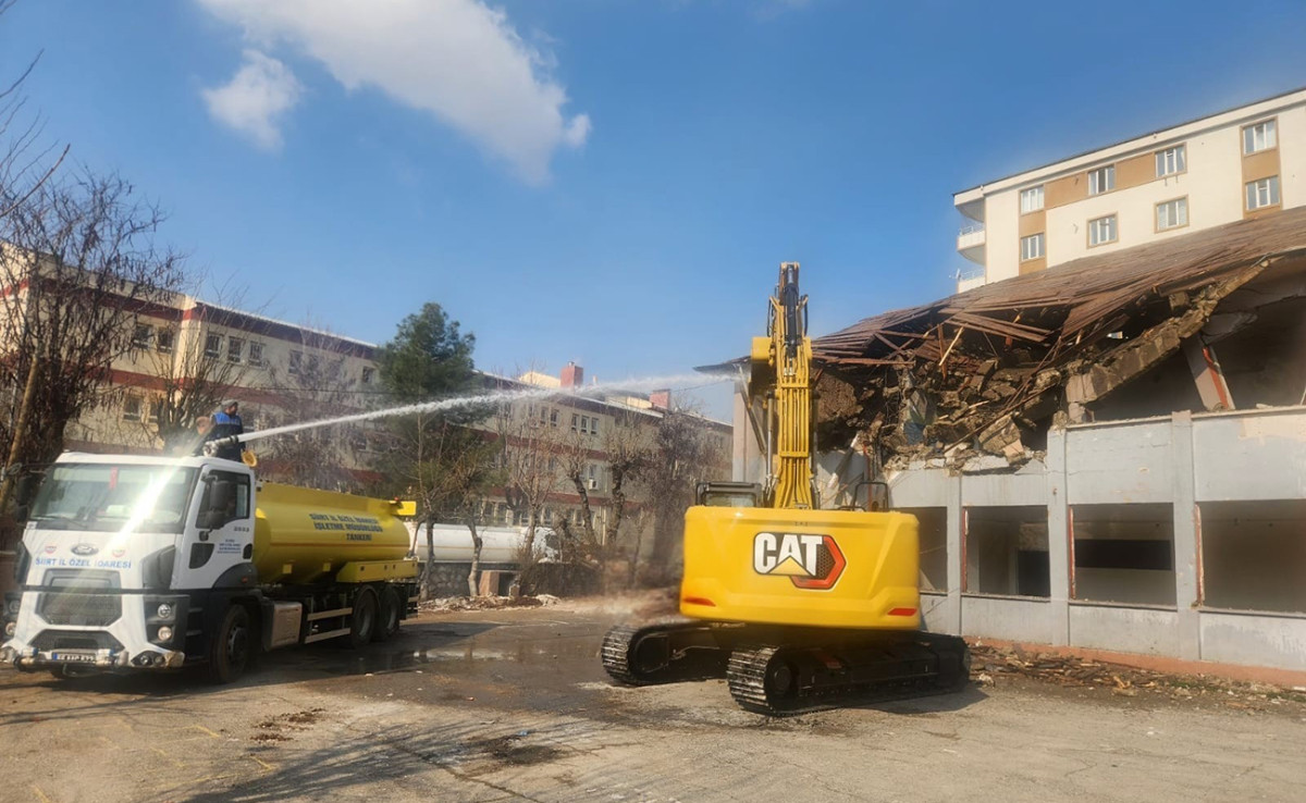 Siirt’te Yıkılan Okulun Yerine Ücretsiz Otopark Yapılacak