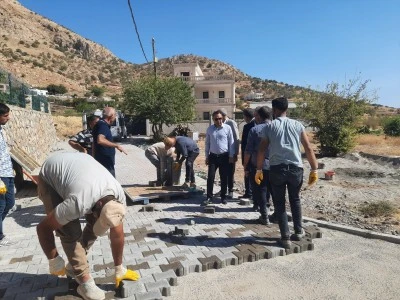 Silopi Kaymakamı Çağlar Partal, parke taşı çalışmasını inceledi