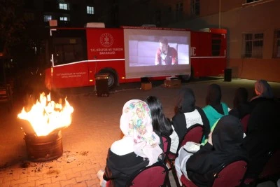 Sinema otobüsü yurt ve pansiyonda kalan öğrenciler için geziyor