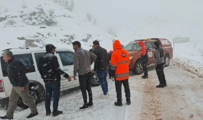 Şırnak-Siirt karayolunda kar nedeniyle yolda mahsur kalanlar ekiplerce kurtarıldı