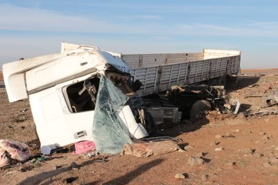 Şırnak'ta 2 tırın &ccedil;arpıştığı kazada, s&uuml;r&uuml;c&uuml;ler yaralandı