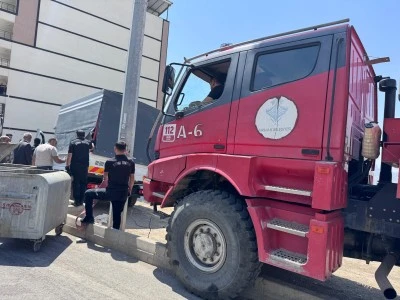 Şırnak'ta askıda kalan kamyonet itfaiye ekiplerince kurtarıldı