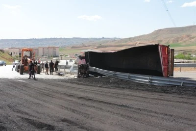 Şırnak'ta devrilen kömür yüklü tırın sürücüsü yaralandı