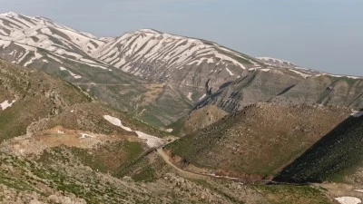 Şırnak'ta Kel Mehmet Dağları'nın karlı zirvesi ve yeşil etekleri dronla g&ouml;r&uuml;nt&uuml;lendi