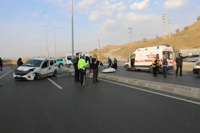 Siirt'in komşu ilinde minibüs ve hafif ticari aracın çarpıştığı kazada 19 kişi yaralandı