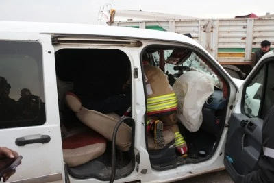 Şırnak'ta park halindeki tıra &ccedil;arpan hafif ticari aracın s&uuml;r&uuml;c&uuml;s&uuml; yaralandı