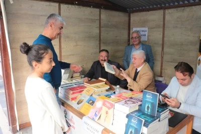 Şırnak'ta &quot;Cezeri'nin İzinde Kardeşlik Ruhuyla Türkiye Yüzyılı Cizre Kitap Fuarı&quot; sürüyor