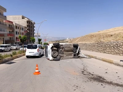Şırnak'ta refüje çarparak devrilen hafif ticari araçtaki 2 kişi yaralandı