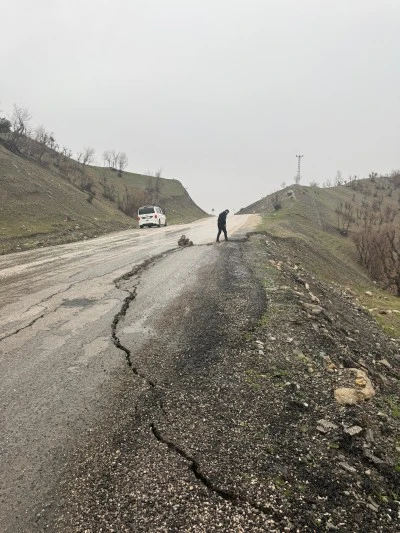 Şırnak'ta yağış nedeniyle belde yolunda &ccedil;&ouml;kme meydana geldi
