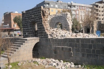 Şırnak'taki tarihi yapının avlusuna geçişi sağlayan giriş bölümü restore ediliyor