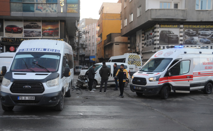 Şırnak'ta minibüse çarpan hafif ticari aracın sürücüsü yaralandı