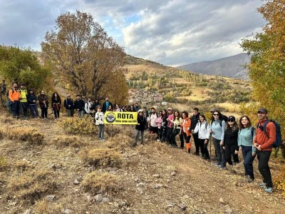 Sonbahar renklerine bürünen Hizan, doğaseverleri ağırlıyor