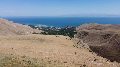 Süphan Dağı eteğindeki Kef Kalesi'nde 49 &quot;fil ayağı&quot; gün yüzüne çıkarıldı