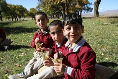 Tatlı ustası, kırsal mahallelerde çocuklara tatlı ikram etti