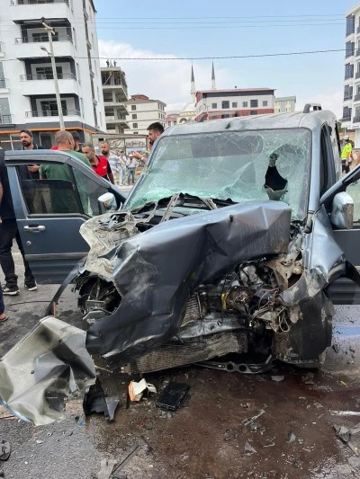 Tatvan'da kamyonetle çarpışan hafif ticari araçtaki 2 kişi yaralandı