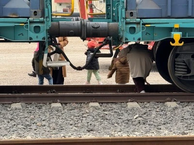 Tren Vagonlarının Altından Tehlikeli Ge&ccedil;iş!