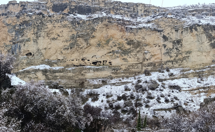 Tunceli'de tarihi İn Delikleri kar yağışıyla beyaza büründü