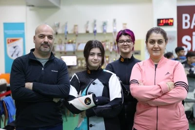 Türkiye şampiyonu İzla, atıcı annesi, babası ve rekortmen ablasının izinden gidiyor