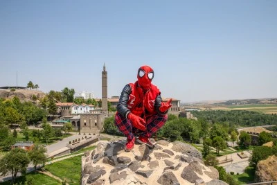 Türkiye'yi gezen &quot;Örümcek Adam&quot; Diyarbakır'da