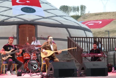 Türkücü İsmail Altunsaray, Malazgirt Zaferi kutlamaları kapsamında Ahlat'ta sahne aldı