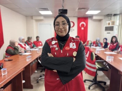Üniversiteli Nur Helin, Kızılay gönüllüsü olmasını sağladığı 120 akranıyla köylere iyilik taşıyor