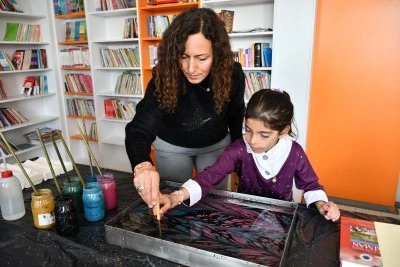 &Uuml;niversiteliler, kırsaldaki &ouml;ğrencileri ebru sanatıyla buluşturuyor