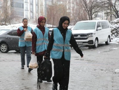 &Uuml;niversiteliler "Komşum Projesi" ile ailelere sıcak yemek ulaştırıyor