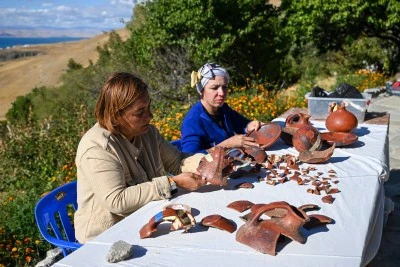 Urartuların ihtişamlı kalesinden çıkan seramik parçalarını &quot;yapboz&quot; gibi birleştiriyorlar