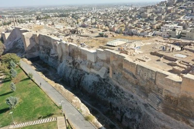 Urfa Kalesi'nde 5. yüzyıla ait yazıtlı mozaik gün yüzüne çıkarıldı