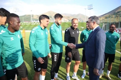 Vali Çiftçi, Erzurum'da kamp yapan Konyaspor'u ziyaret etti