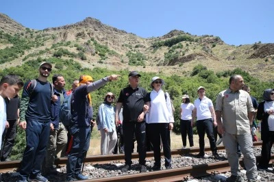 Vali, doğaseverlerle yürüyüş yaparak hareketli yaşamı özendiriyor