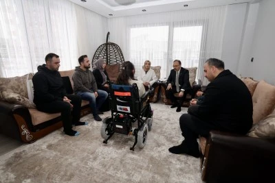 Vali Kızılkaya, Engelli Vatandaşa Ak&uuml;l&uuml; Ara&ccedil; Hediye Etti