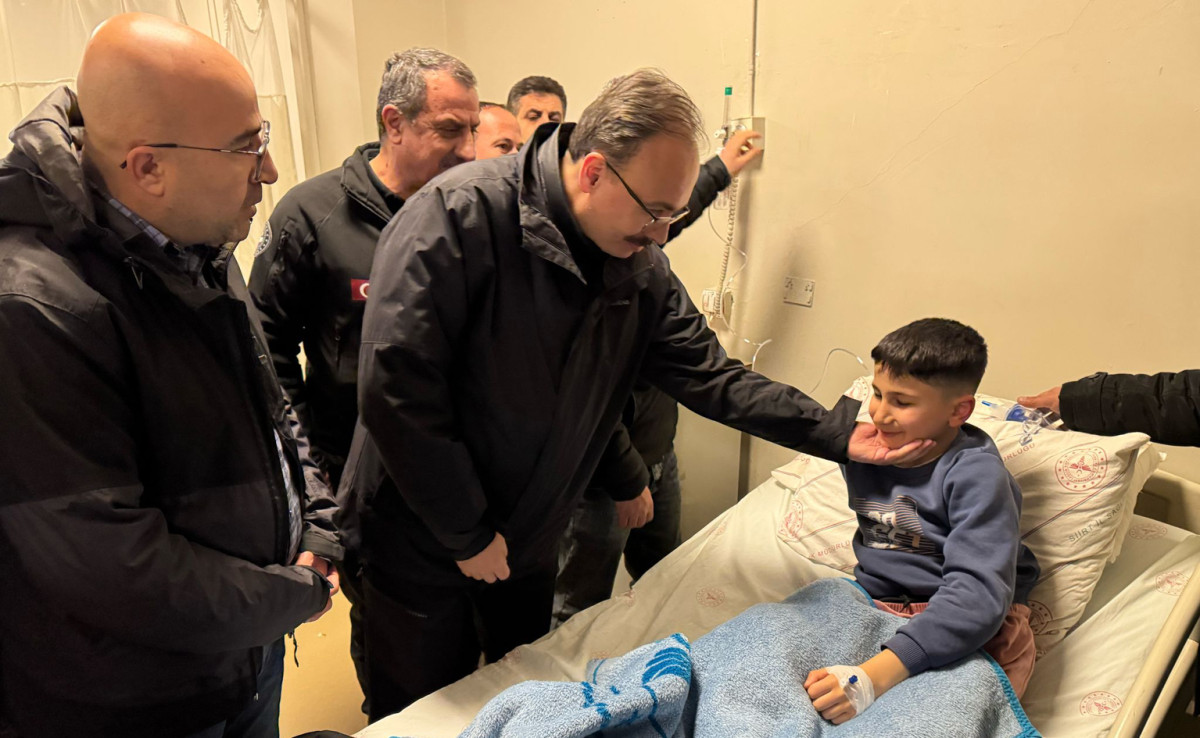 Vali Kızılkaya Kurtalan’da yangında dumandan etkilenenleri hastanede ziyaret etti