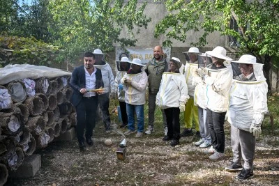 Van'a gelen 50 kişilik turist kafilesi bal hasadı yaptı