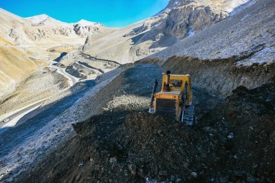 Van-Bahçesaray kara yolundaki çığ yataklarına &quot;palyeli&quot; önlem