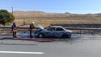 Van'da alev alan otomobil itfaiye ekiplerince söndürüldü
