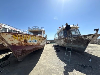 Van'da balıkçılar av sezonu öncesi teknelerinin bakımını yapıyor