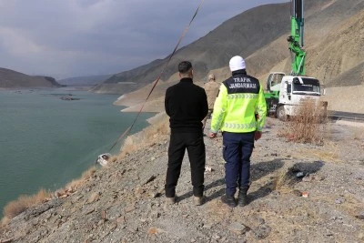 Van'da baraja düşen otomobil vinç yardımıyla çıkarıldı