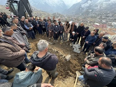 Van'da baraja düşen otomobilde hayatını kaybeden 3 kişinin cenazesi defnedildi