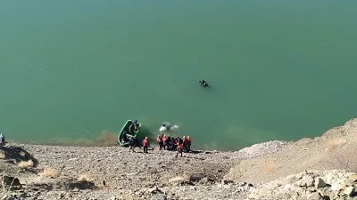 Van'da baraja düşen otomobildeki üçüncü kişinin de cansız bedenine ulaşıldı