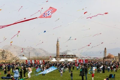 Van'da çocuklar uçurtmalarıyla gökyüzünü renklendirdi