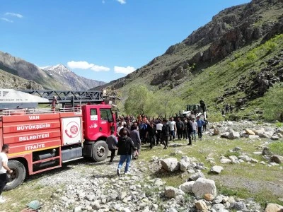 Van'da dereye d&uuml;şen gen&ccedil; hayatını kaybetti